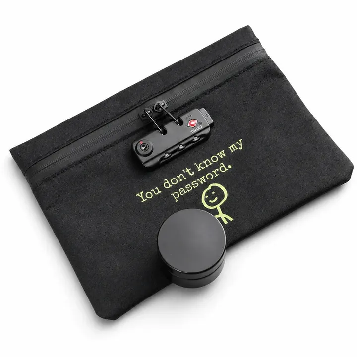 bolsa-anti-odor-com-senha-preta-capa-fundo-branco - Bolsa anti odor com senha preta em fundo branco para capa de produto.