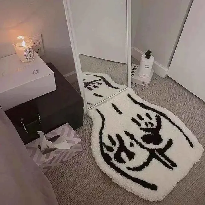 Tapete bumbum branco e preto em ambiente de quarto com espelho