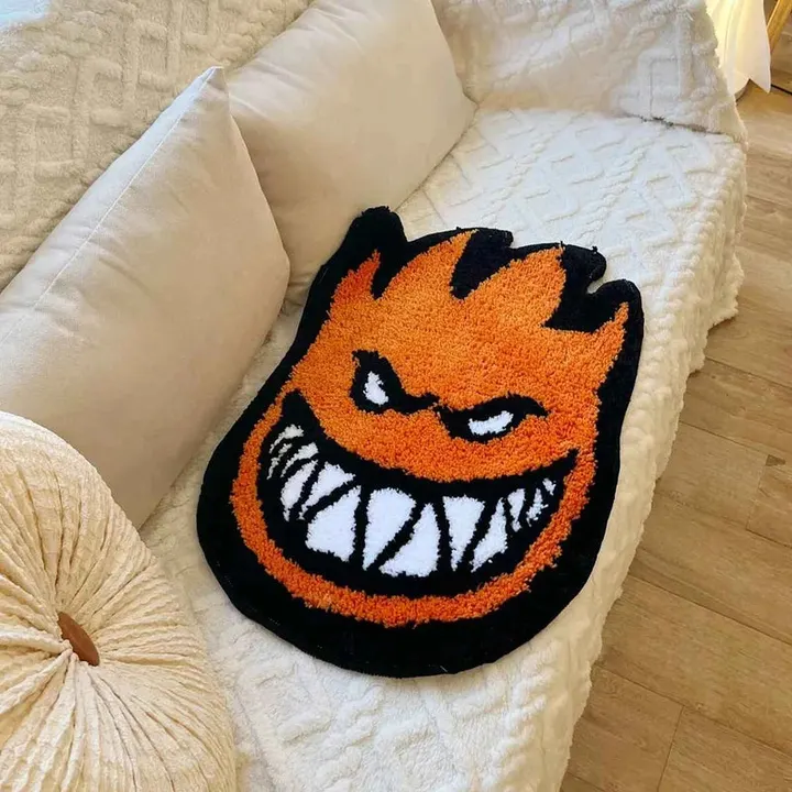 Tapete Chama Monster sobre sofa claro em ambiente interno