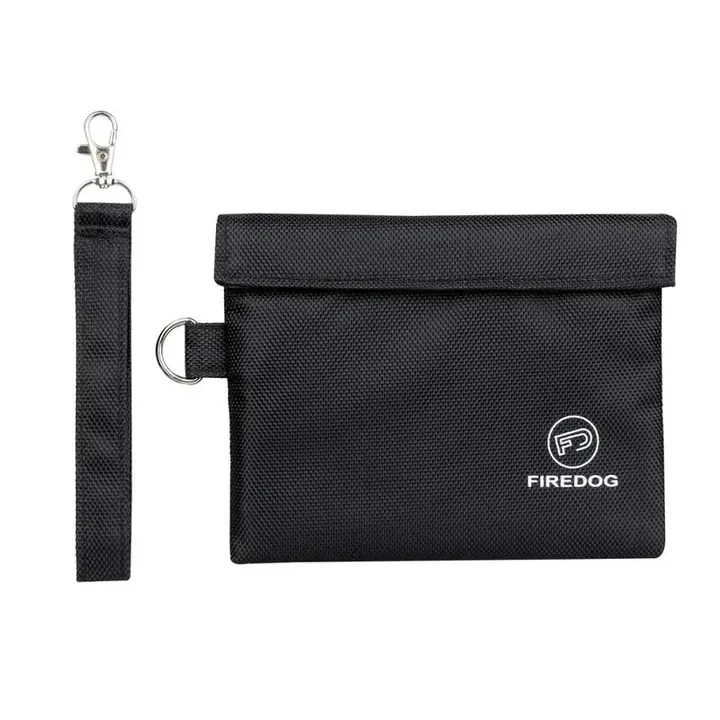 bolsa-anti-odor-preta-compacta-capa-fundo-branco - Bolsa anti odor preta compacta em fundo branco com alca de mao.