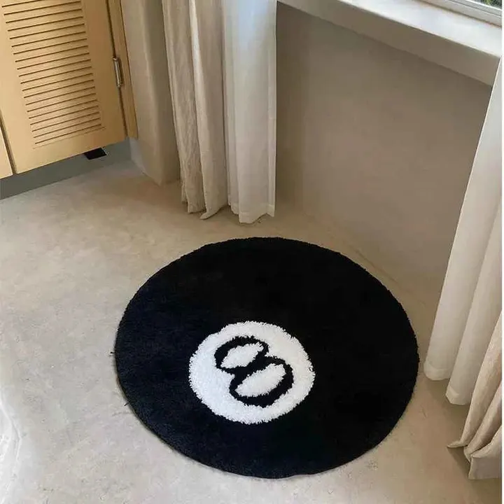 Tapete bola 8 decorativo próximo à janela
