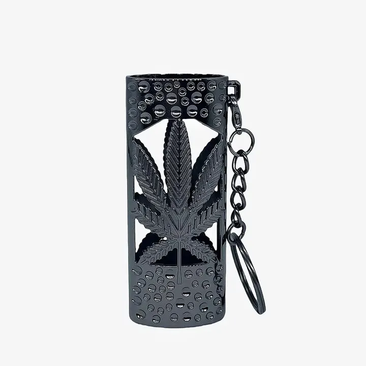 porta-isqueiro-bic-j6-folha-vazado-prata-capa - Porta-Isqueiro BIC J6 Prata Folha Vazado em foto de capa com desenho de folha vazado e corrente.