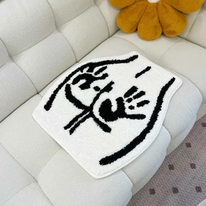 Tapete bumbum decorativo sobre sofá branco com detalhe felpudo