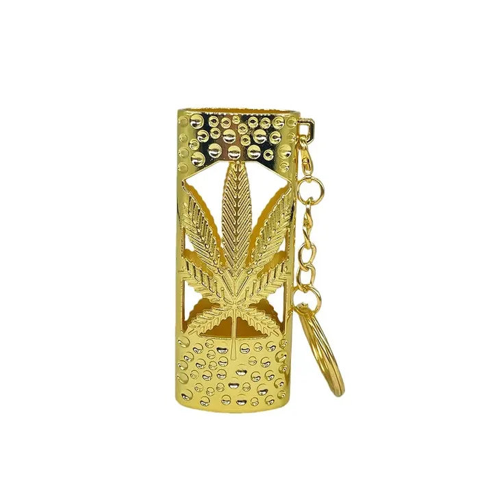 porta-isqueiro-bic-j6-folha-vazado-ouro-capa - Porta-Isqueiro BIC J6 Ouro Folha Vazado em foto de capa com desenho de folha vazado e corrente.