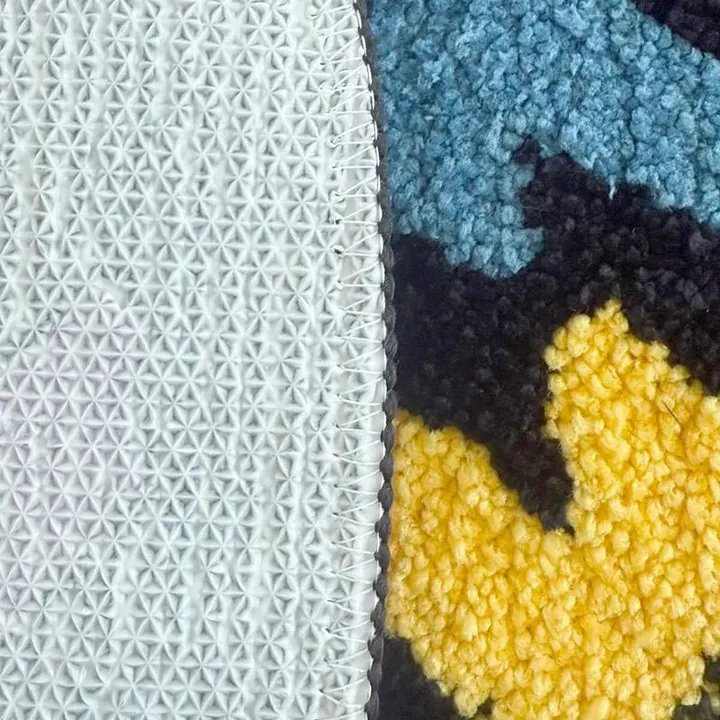 Detalhe da textura tufted e da base de borracha do tapete 4:20