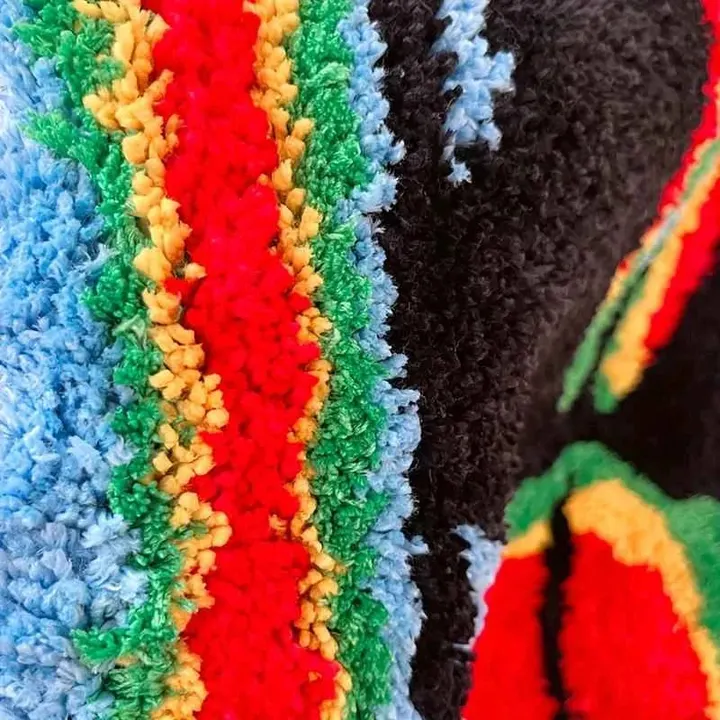 Detalhe da textura tufted colorida do tapete Musa Pop Art