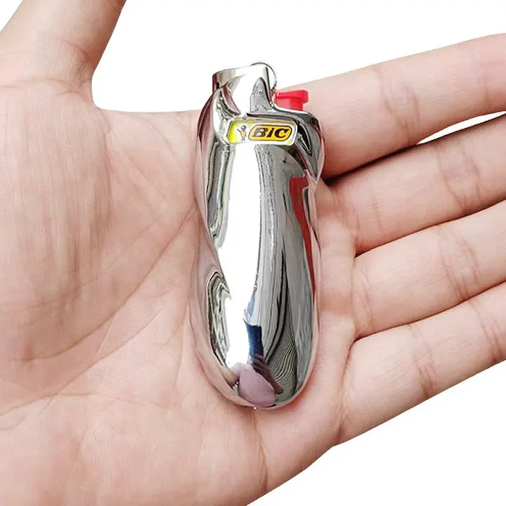 porta-isqueiro-bic-mini-j5-prata-liso-capa-na-palma - Porta-isqueiro BIC Mini J5 prata liso na palma da mao, mostrando acabamento cromado espelhado.