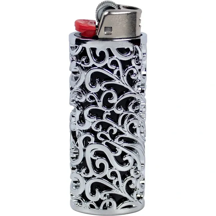 porta-isqueiro-bic-j6-prata-capa-com-isqueiro - Porta-isqueiro BIC J6 prata com desenho floral vazado e isqueiro demonstrativo encaixado.