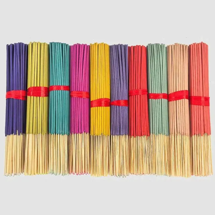 Conjunto colorido de incensos de palito em sete pacotes