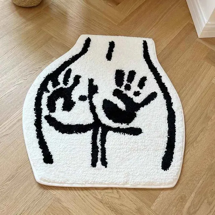 Tapete bumbum branco e preto com mãos estampadas em formato irregular