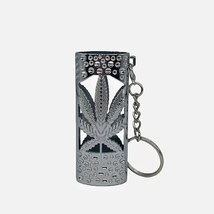 porta-isqueiro-bic-j6-folha-vazado-preto-capa - Porta-Isqueiro BIC J6 Preto Folha Vazado em foto de capa com desenho de folha vazado e corrente.