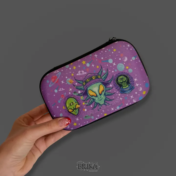 Case ET Roxa fechada, com estampa de alienígenas sobre fundo roxo
