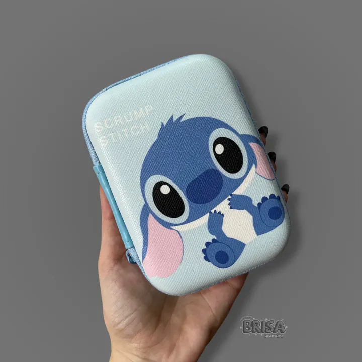 Case Stitch azul claro fechada mostrando a estampa do personagem